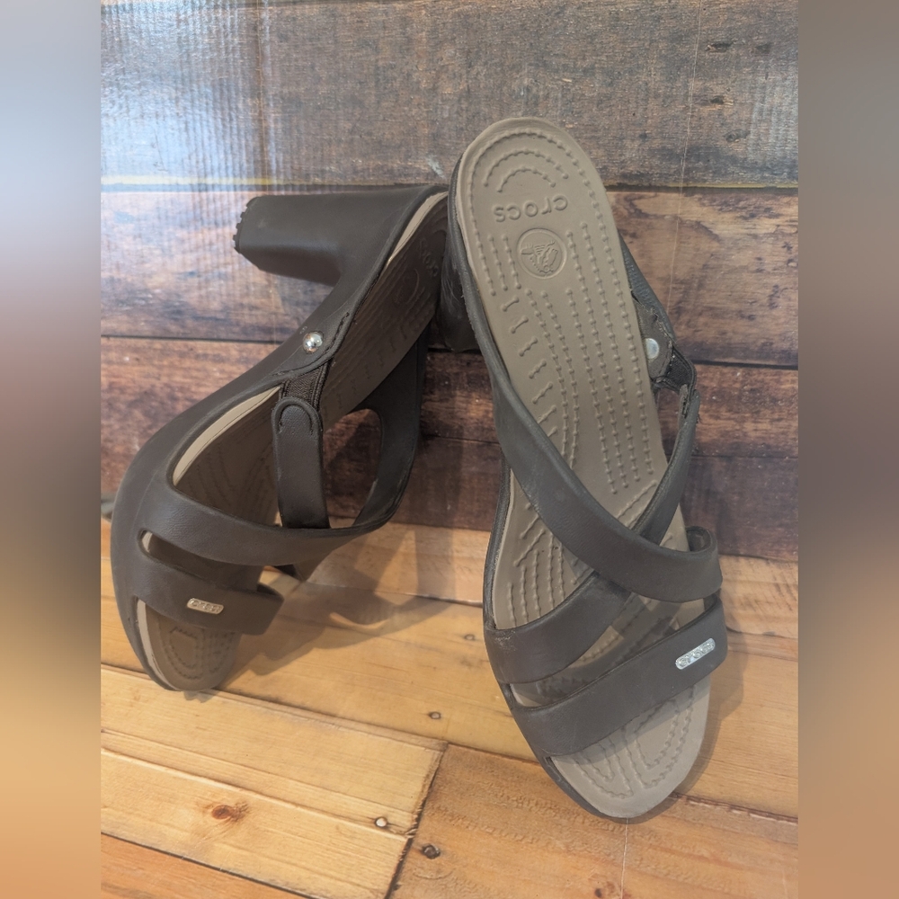 CROCS Size 8 Women's Heeled Sandals‎